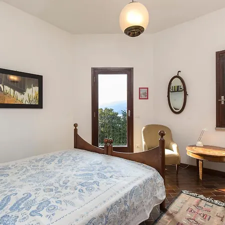 Vila Sleeps 8 Wifi Ispra